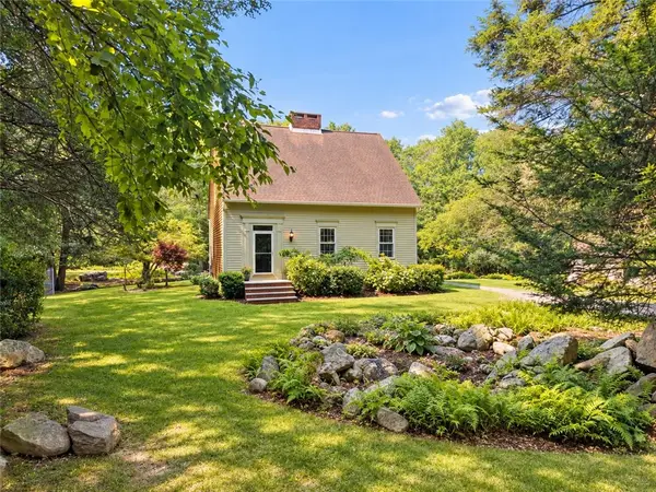 840 Lake Road, Tiverton, RI 02878