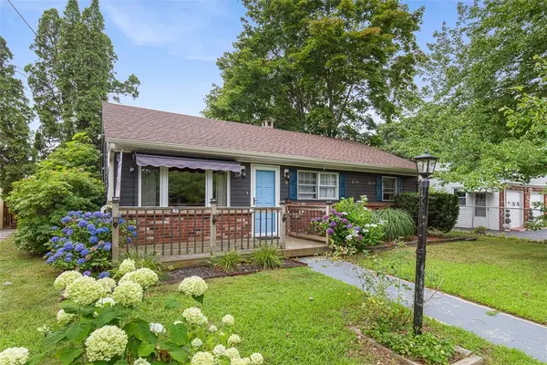 8 Hampden Road, Bristol, RI 02809