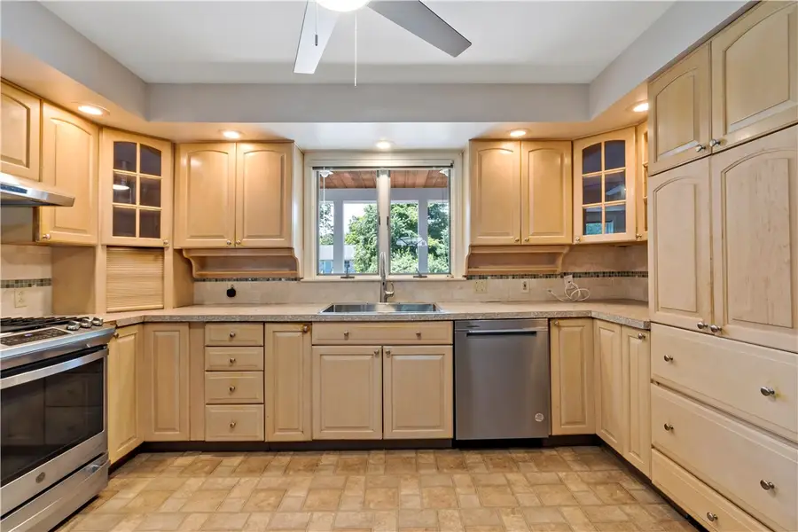 813 South Road, South Kingstown, RI 02879 - #3