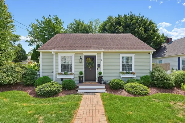 7 Whipple Avenue, Barrington, RI 02806