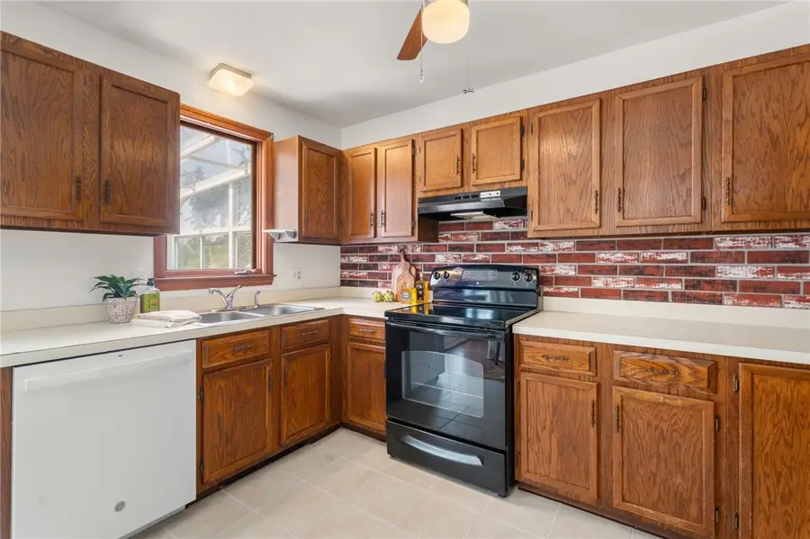 40 Ladeira Avenue, Portsmouth, RI 02871 - #3