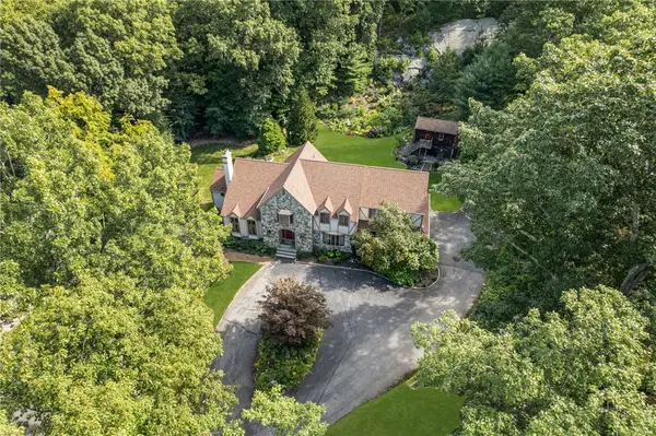 2 Lancers Lane, Lincoln, RI 02865