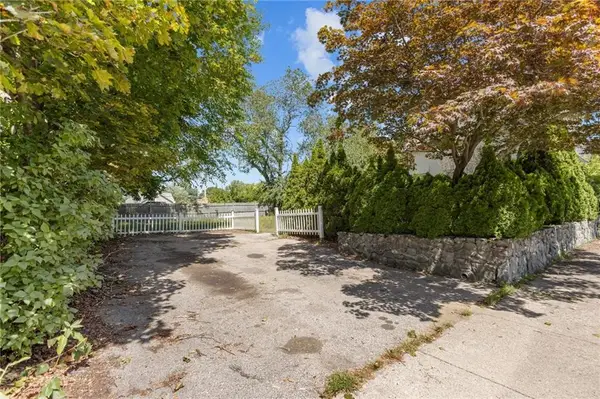 221 Bay View Avenue, Cranston, RI 02905