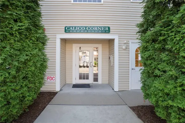 1 Gray Coach Lane #101, Cranston, RI 02921