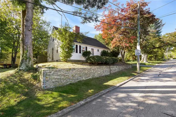 10 Oak Hill Avenue, Pawtucket, RI 02860
