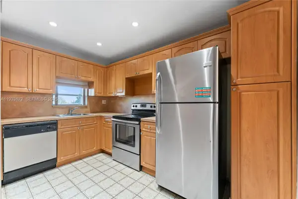8901 S Hollybrook Boulevard #303, Pembroke Pines, FL 33025