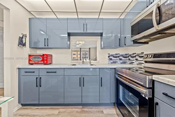 421 NE 14th Avenue #405, Hallandale Beach, FL 33009