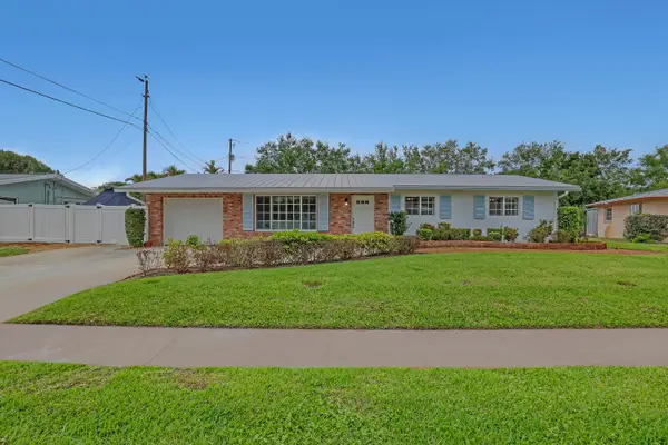 24 Pinetree Circle, Tequesta, FL 33469