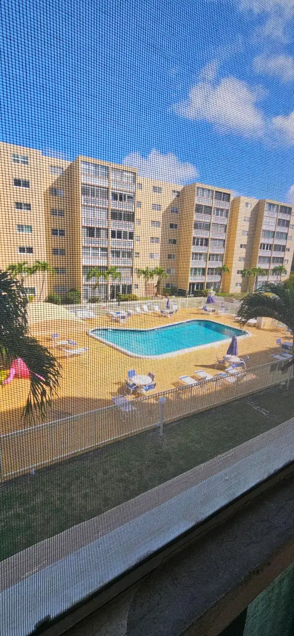 421 NE 14th Avenue #302, Hallandale Beach, FL 33009