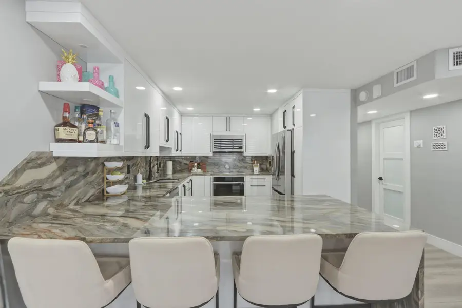 6039 Collins Avenue #609, Miami Beach, FL 33140 - #2