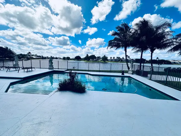 6695 Lake Loran Way, Greenacres, FL 33467