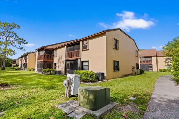 402 Lakeview Drive E, Royal Palm Beach, FL 33411