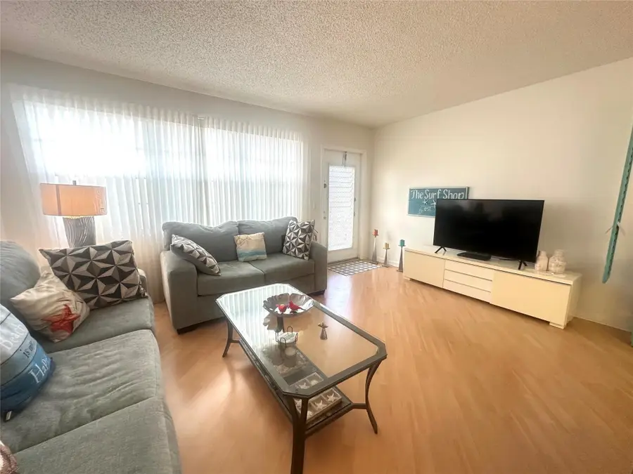 2004 Harwood C #2004, Deerfield Beach, FL 33442 - #2