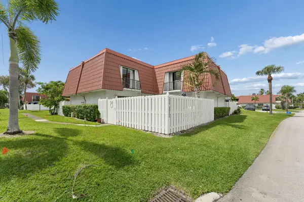 1425 Oxford Lane, Boynton Beach, FL 33426