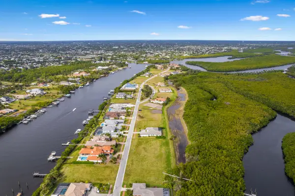 206 SE Fiore Bello Se, Port St Lucie, FL 34952