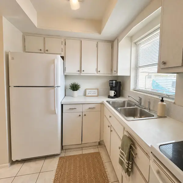 2911 Ashley Dr #J, West Palm Beach, FL 33415