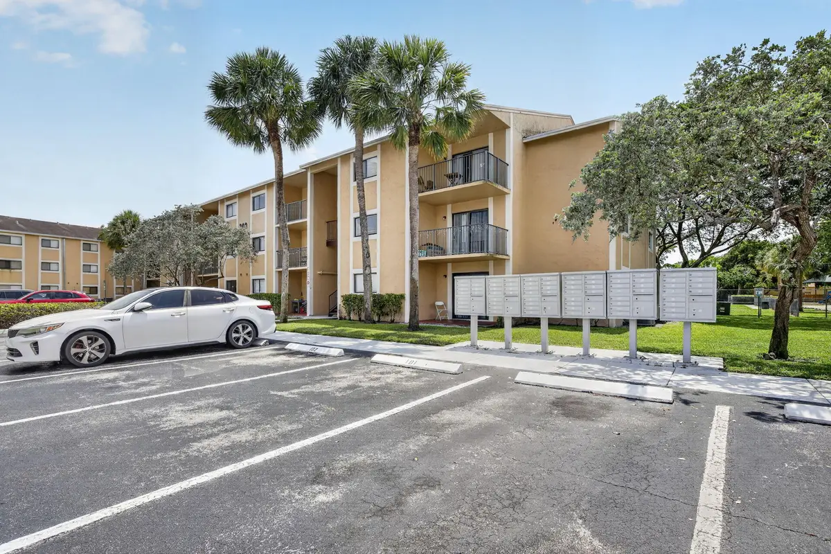 300 Palm Circle W, Pembroke Pines, FL 33025 - #1