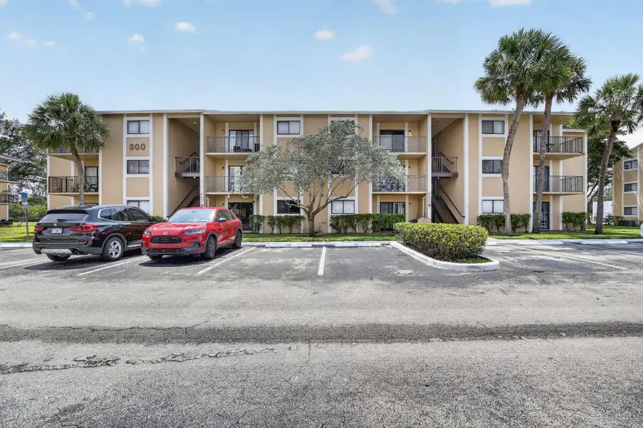 300 Palm Circle W, Pembroke Pines, FL 33025 - #2