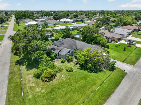 674 SE Starfish Avenue, Port St Lucie, FL 34983