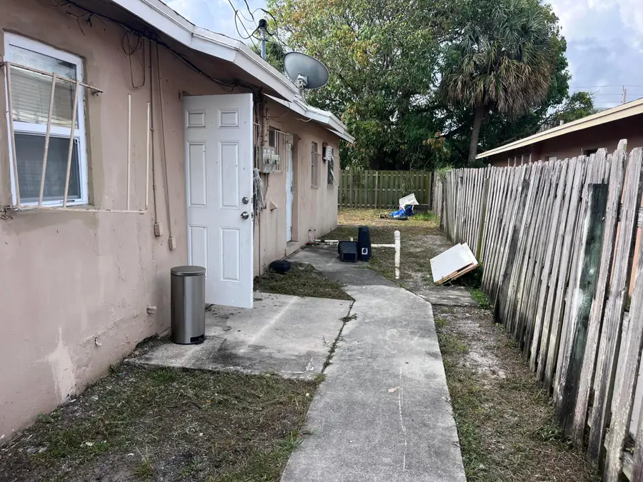 633 W 9th Street #B, Riviera Beach, FL 33404 - #3