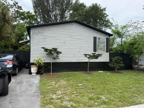 10548 W Sandalfoot Blvd, Boca Raton, FL 33428