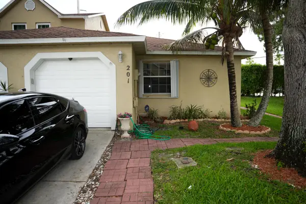 201 Maplewood Drive #201, Greenacres, FL 33415