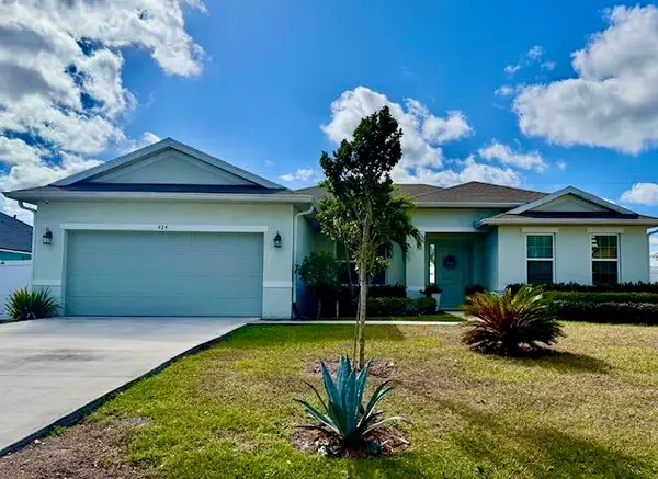 424 SW Ridgecrest Drive, Port St Lucie, FL 34953