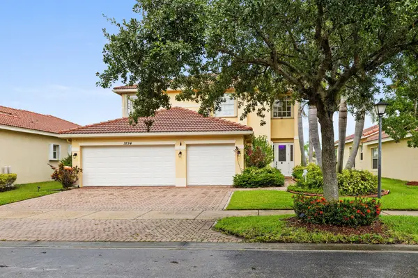 1894 SW Grey Falcon Cir Circle Sw, Vero Beach, FL 32962