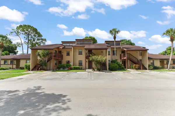 105 Lakeview Drive E, Royal Palm Beach, FL 33411