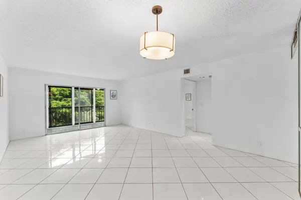7301 Amberly Lane #402, Delray Beach, FL 33446