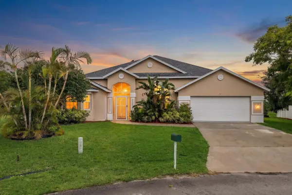 301 SW Buzby Court, Port St Lucie, FL 34953