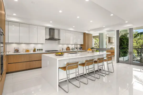 475 E Royal Palm Road #206, Boca Raton, FL 33432