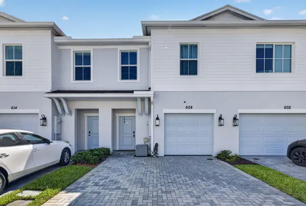 608 NE Waters Edge Lane, Port St Lucie, FL 34983