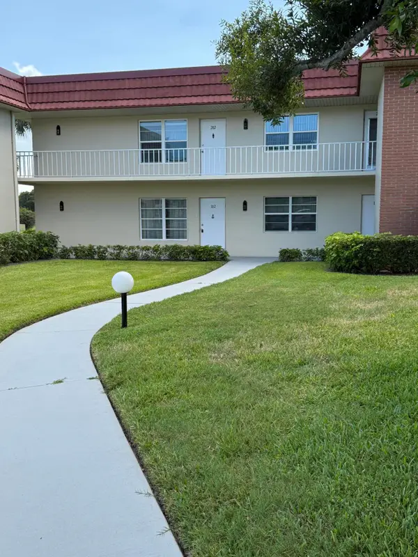 33 Pine Arbor Lane #102, Vero Beach, FL 32962