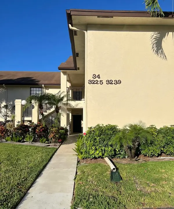 3237 Jog Park Drive, Greenacres, FL 33467