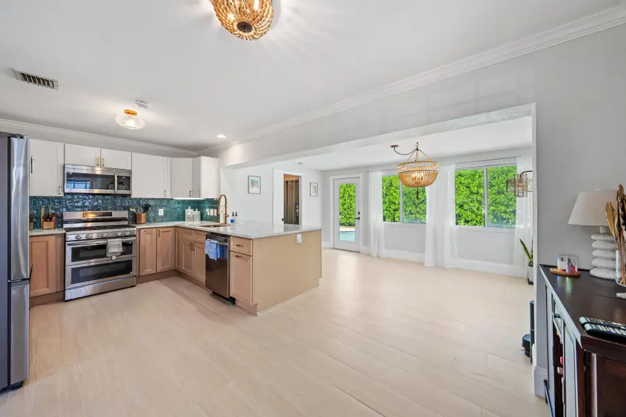 511 Ivy Avenue, Palm Beach Gardens, FL 33410 - #3