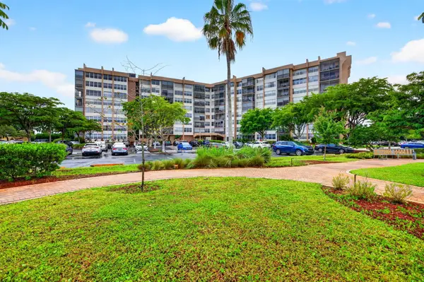 1100 St Charles Place #PH3, Pembroke Pines, FL 33026