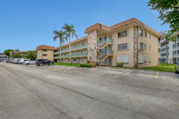 400 Village Green Circle W #117, Palm Springs, FL 33461
