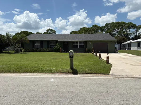 1422 SE Arenson Lane, Port St Lucie, FL 34952