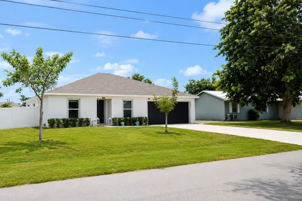 1921 SE Joyner Circle, Port St Lucie, FL 34952