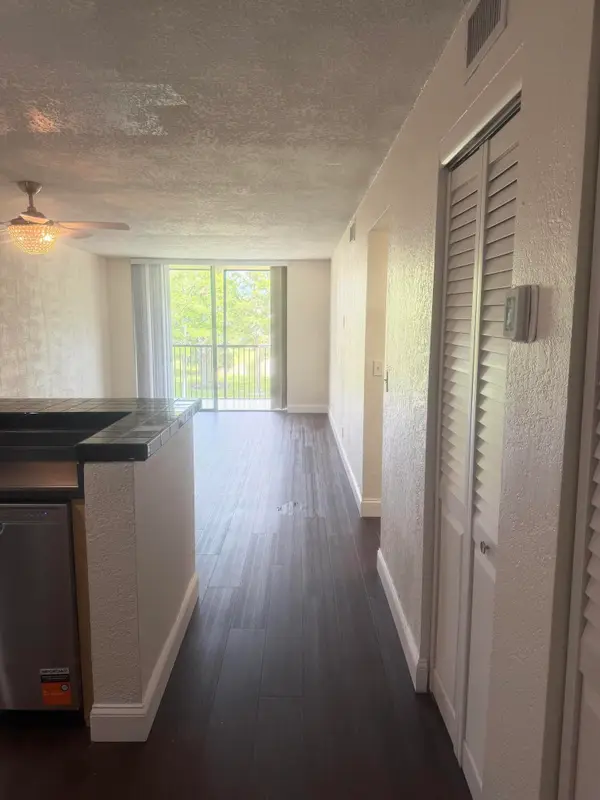 7710 NW 50th Street #304, Lauderhill, FL 33351