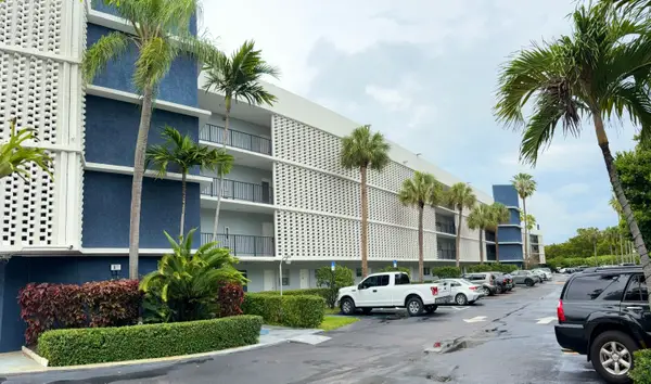 879 NE 195th Street #Apt 227, Miami, FL 33179