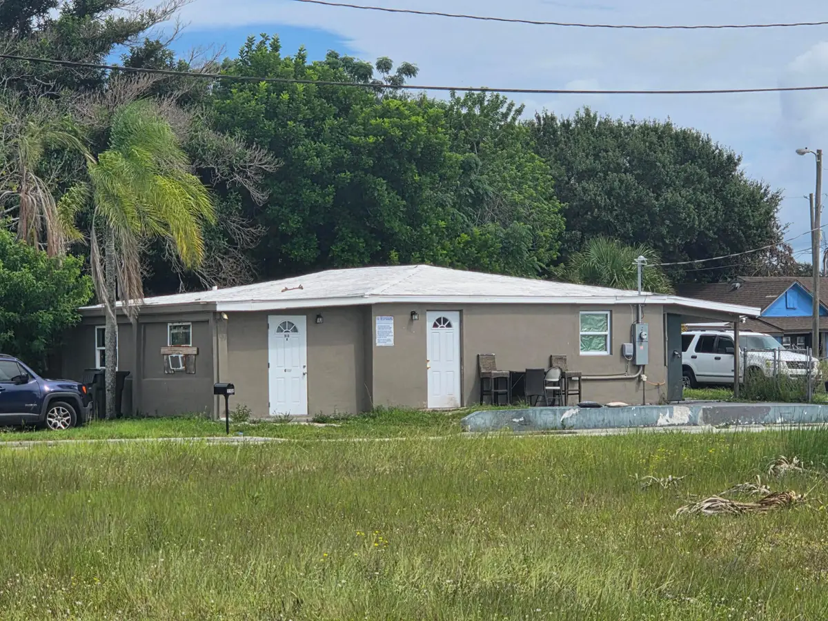 916 N 10th Street, Fort Pierce, FL 34950 - #1