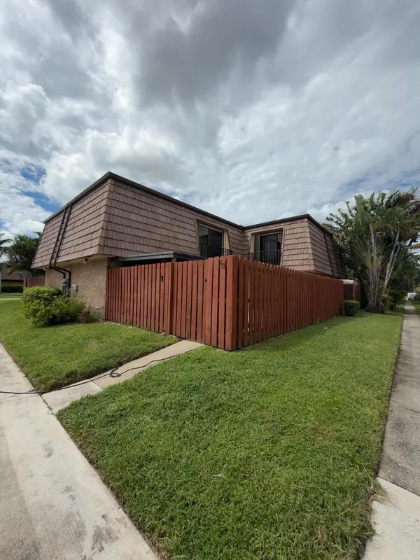632 Springdale Circle, Palm Springs, FL 33461