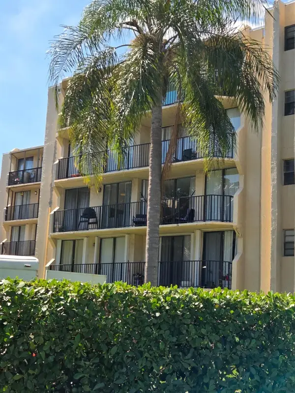 3500 Blue Lake Drives #304, Pompano Beach, FL 33064