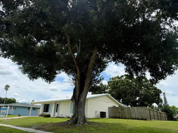 142 NE Bracken Road, Port St Lucie, FL 34983
