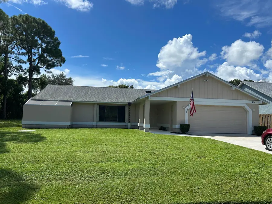 934 SE Atlantus Avenue, Port Saint Lucie, FL 34983 - #2