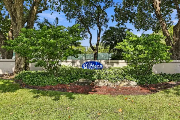 717 Gardens Drive #206, Pompano Beach, FL 33069