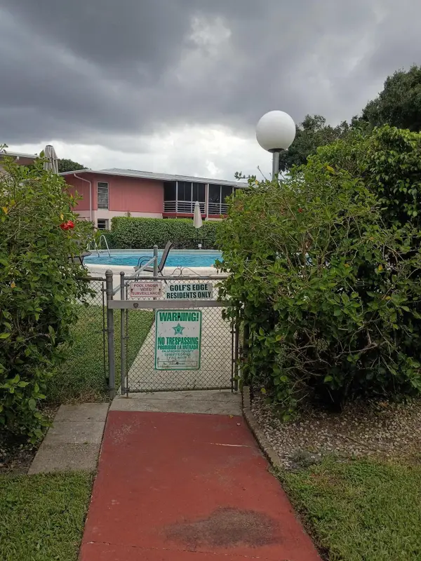 21 Golfs Edge, West Palm Beach, FL 33417
