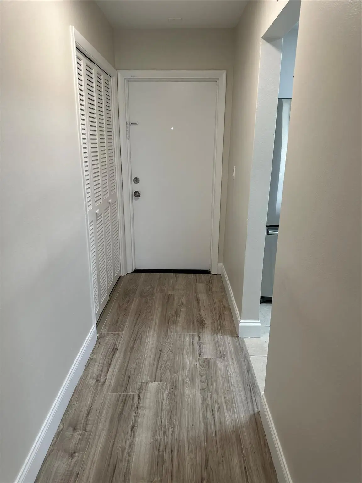 941 Crystal Lake Dr #201, Deerfield Beach, FL 33064 - Image #1